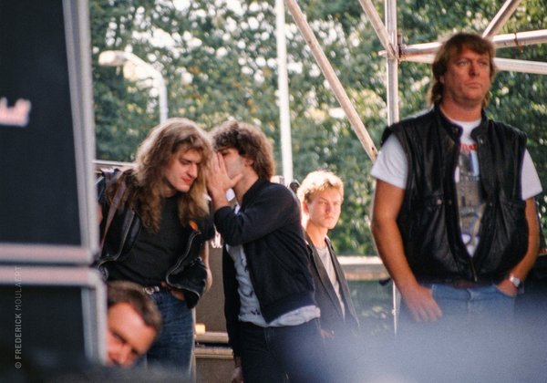 Ingo talking to me backstage, while Rod Smallwood watches the crowd