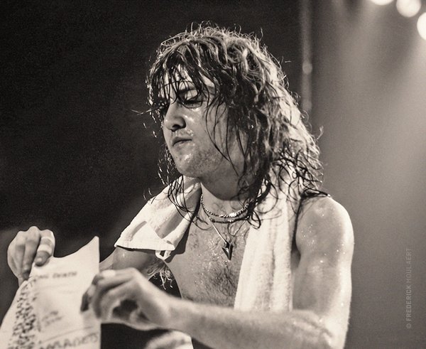 Lars Ulrich holding the set-list - Damage Inc. Tour 1987