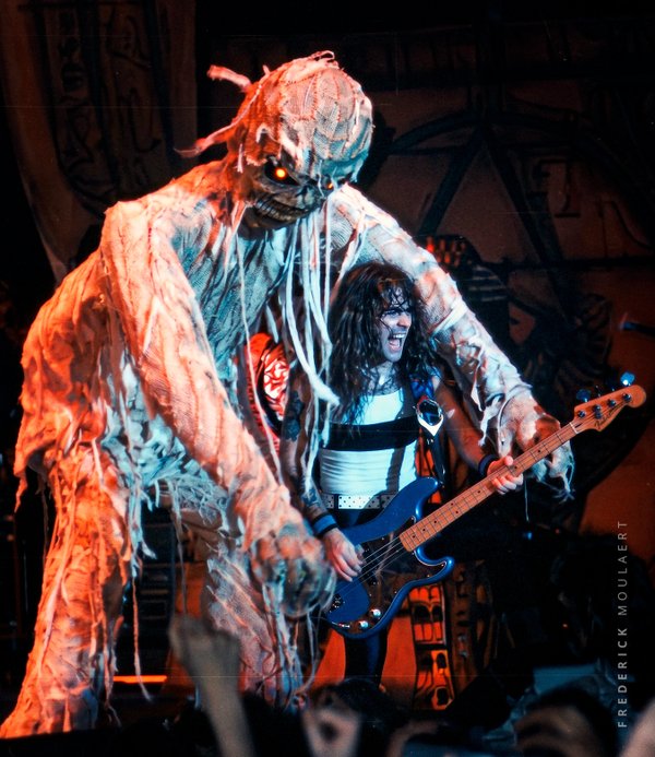 Steve Harris playing "IRON MAIDEN" - World Slavery Tour 84