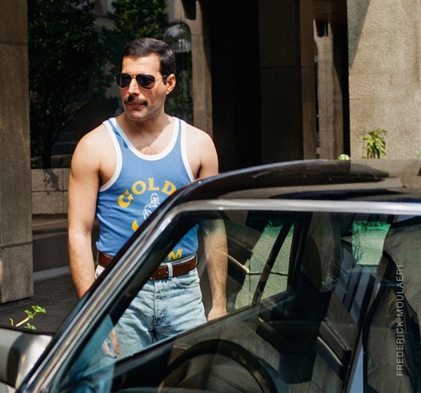 Freddie Mercury outside the Hyatt Hotel (Brussels 1984)