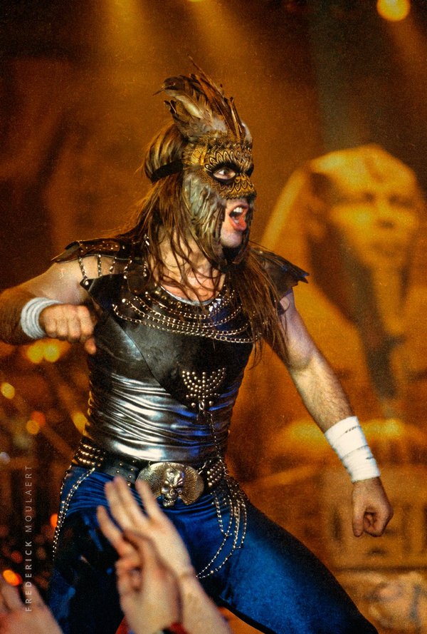 Bruce Dickinson performs "POWERSLAVE" - World Slavery Tour 84 (enhanced with IA)